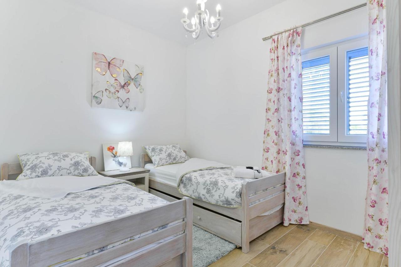 Family Friendly Apartments With A Swimming Pool Zadar - 18098 Esterno foto